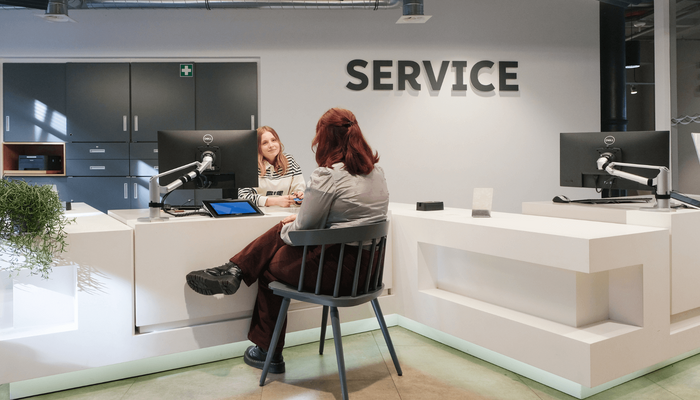 Service Situation mit zwei Personen in der Zentralbibliothek