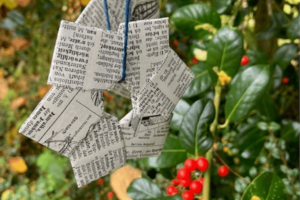 Papiersternanhänger an einem Busch
