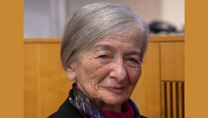 Holocaust-Überlebende Henriette Kretz lächelt in die Kamera