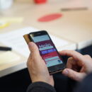 Smartphone zeigt die App des Hamburger Verkehrsverbundes