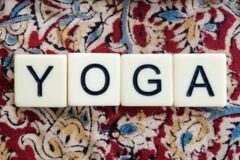 Schriftzug YOGA auf grafischem Hintergrund