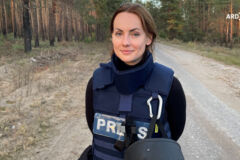 Reporterin mit schusssicherer Presse-Weste
