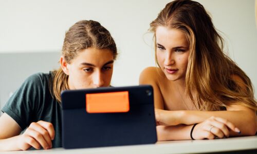 Zwei Jugendliche recherchieren am Bildschirm