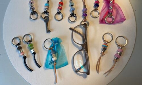 selbst gefertigte Accessoires, Schlüsselanhänger und Brillenketten