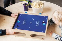 Zwei Personen spielen Klask
