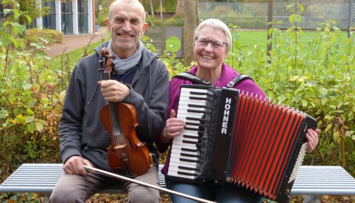 zwei Personen mit Musikinstrumenten