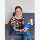 Person hält ein Buch