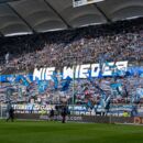 Nordtribüne des HSV zeigt Einen schwarz-blauen Banner mit weißer Aufschrift in Großbuchstaben: NIE WIEDER
