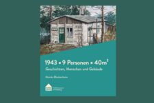 Buchcover "1943 9 Personen 40m²". Untere Hälfte des Covers ist Grün und beinhaltet den Titel. Oberhalb ist ein Gemälde von einem Behelfsheim.