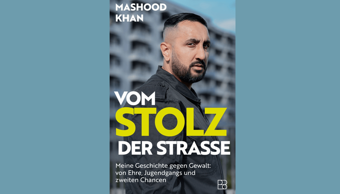 Buchcover "Vom Stolz der Straße" zeigt Mashood Khan vor einem Hochhaus.