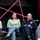 4 Personen sitzen auf eine Bühne