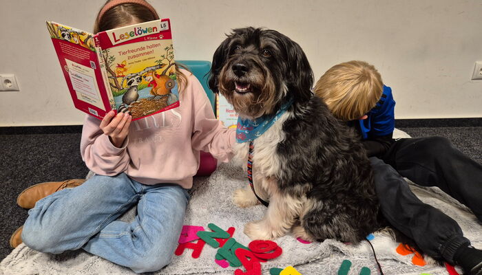 Lesehund Mogli mit 2 Kindern
