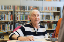 ältere Frau nimmt bei Silber & Smart in der Bücherhalle teil