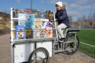 Junge fährt das Lastenrad der Bücherhallen