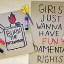 Internationaler Frauentag Demo-Schilder