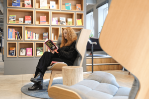 Person liest in der Zentralbibliothek