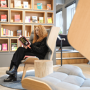 Person liest in der Zentralbibliothek