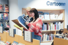zwei Frauen stöbern bei den Comics in der Zentralbibliothek