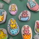 bunt bemalte Steine mit Ostermotiven