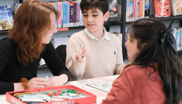 Monopoly spielen in der Bücherhalle