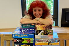 Frau steht vor Brettspielen