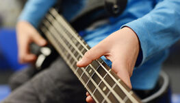Junge spielt Gitarre