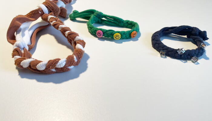 Drei upgecycelte Armbänder