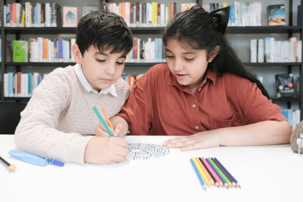 Kinder malen Ausmalbilder aus
