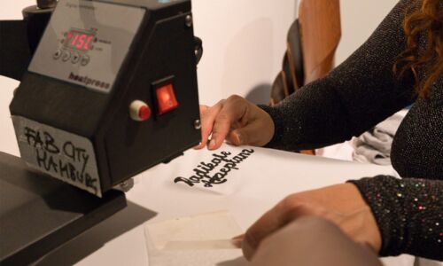 Bild einer Druckmaschine mit T-Shirt