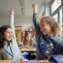 Zwei Schulkinder im Klassenraum