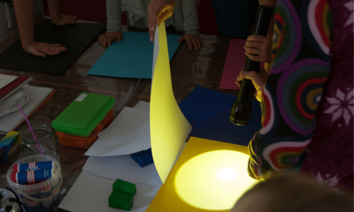 Taschenlampe in einem dunklen Raum