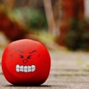 roter Ball mit wütendem Gesicht