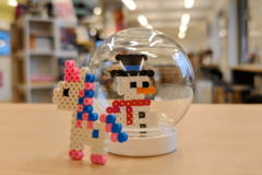 Schneekugel mit zwei Figuren aus Bügelperlen