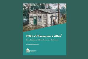 Buchcover "1943 9 Personen 40m²". Untere Hälfte des Covers ist Grün und beinhaltet den Titel. Oberhalb ist ein Gemälde von einem Behelfsheim.