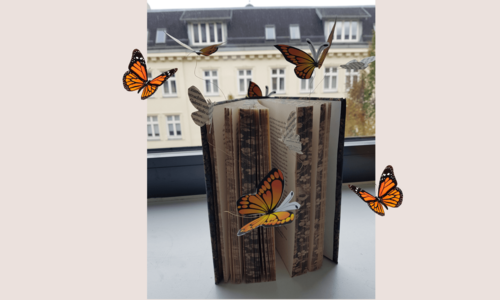 Schmetterlings-Book Nook: Ein Buch in dem Schmetterlinge stecken.