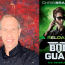 Eine Collage: links ist ein Foto des Autors Chris Bradford zu sehen, in dem er lächelnd in die Kamera schaut. Rechts das Cover seines Jugendromans "Bodyguard reloaded: Die Geiselnahme".".