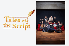 Rechts: Logo "Tales off the Skript". Links: Gruppenfoto auf einem roten Sofa.