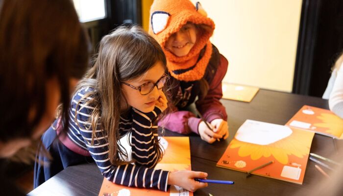 zwei Kinder mit Büchern