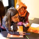 zwei Kinder mit Büchern