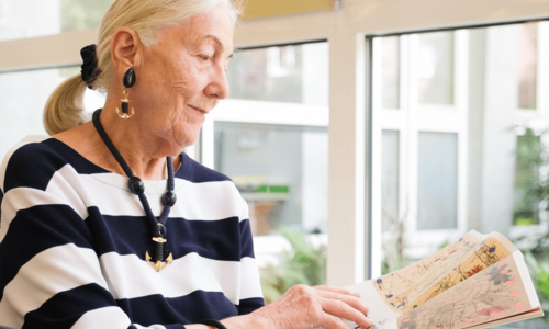 ältere Dame liest Zeitschrift in der Bücherhalle