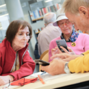 Silber & Smart Workshop wo Person Dinge am Handy erklärt bekommt