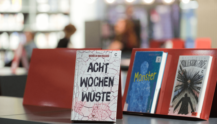 Bücher in Jugendbibliothek ausgestellt