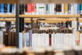 Nahaufnahme Bücherregal