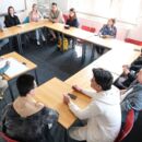 Gesprächsgruppe Dialog in Deutsch in Aktion im Gruppenraum