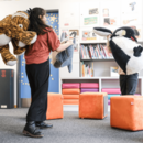 Kinder spielen mit Stofftieren in der Bücherhalle