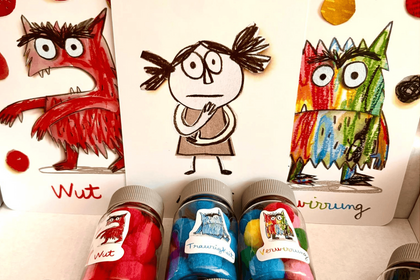 Kleine Karten mit Figuren, die Emotionen darstellen.