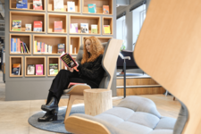 Person liest in der Zentralbibliothek