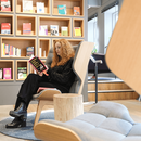 Person liest in der Zentralbibliothek