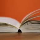 Buch aufgeschlagen