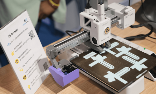 3D-Drucker beim Drucken von Lesezeichen